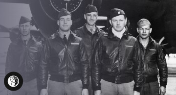 От формы военного летчика до самой популярной куртки в мире: история бомбера в 8 фотографиях