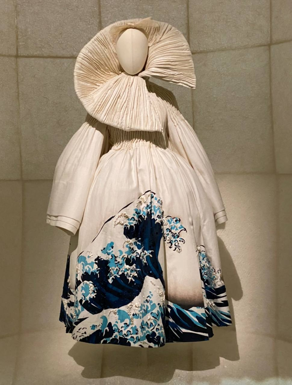 Одежда Dior — экспозиция выставки в Токио